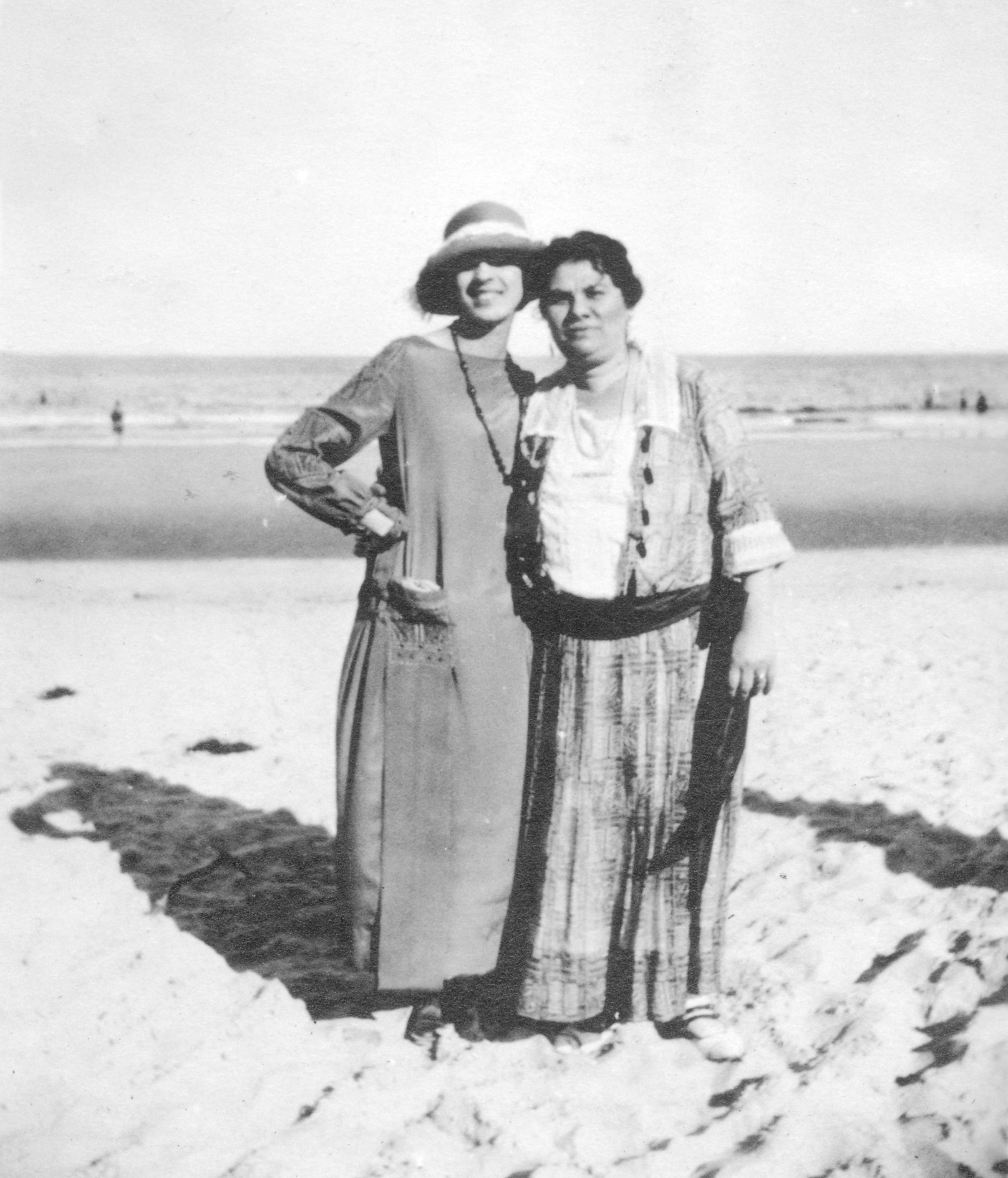 Fanny and her mother Ethel on the beach